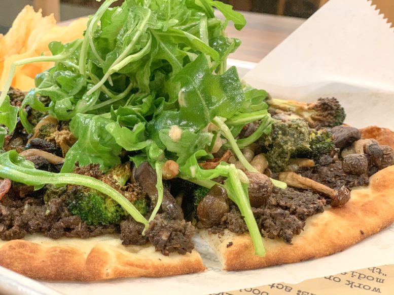 ハワイ HI Craft Kitchen enchanted forest flatbread sandwich
